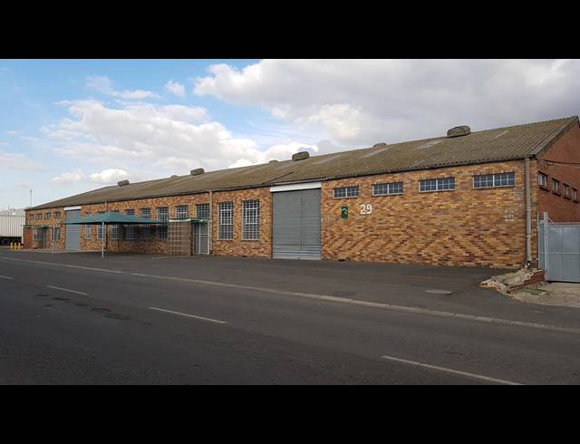 1,350M² FACTORY TO LET IN TRIANGLE FARM